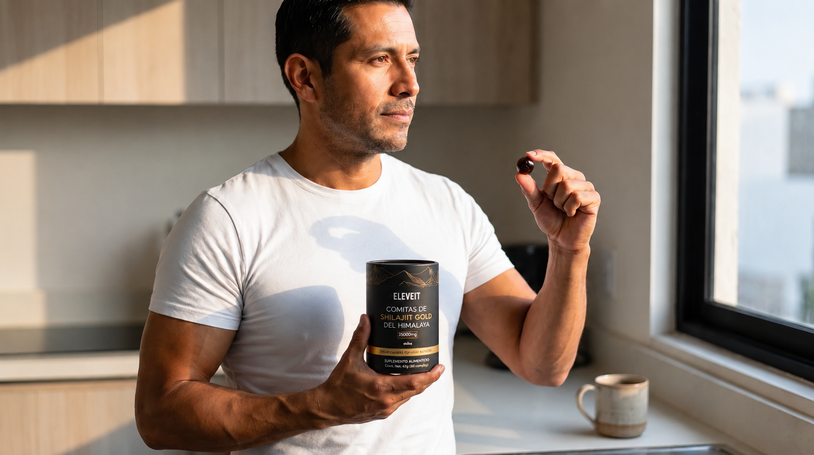 Hombre activo sosteniendo las gomitas de shilajit Eleveit